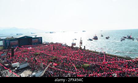 La Nation Alliance ha tenuto un raduno in Piazza Gundogdu a Izmir. Candidato alla presidenza e Presidente del CHP Kemal K?l?cdaroglu, Presidente del partito IYI, Meral Aksener, Presidente del partito DEVA, Ali Babacan, Presidente del partito Felicity Temel Karamollaoglu, Presidente del partito futuro Ahmet Davutoglu, Presidente del partito democratico Guttekin Uysal e Sindaco metropolitano del comune di Ankara Mansur Yavas ed Ekrem Imamoglu, Sindaco del comune di Istanbul ha fatto un discorso al rally. Le elezioni presidenziali e parlamentari si terranno il 14 maggio in Turchia. (Foto di Idil Toffolo/Pacific Press) Foto Stock