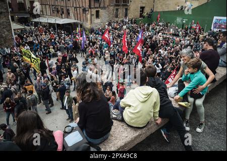 Donostia San Sebastian, Spagna. 01st maggio, 2023. Si vede una folla riunita in Piazza della Trinità alla fine della manifestazione per assistere al discorso politico dei membri dell'Unione. Durante la Giornata Internazionale dei lavoratori, il 1st maggio, LAB (Langile Aertzaleen Batzordeak - Nationalist Workers Committee) affiliati sindacali e simpatizzanti marciano per la strada di Donostia - San Sebastián. Credit: SOPA Images Limited/Alamy Live News Foto Stock