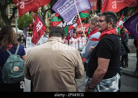 Donostia San Sebastian, Spagna. 01st maggio, 2023. I simpatizzanti di UGT e CCOO partecipano al discorso politico al Boulevard. Durante la Giornata Internazionale dei lavoratori, il 1st maggio, LAB (Langile Aertzaleen Batzordeak - Nationalist Workers Committee) affiliati sindacali e simpatizzanti marciano per la strada di Donostia - San Sebastián. Credit: SOPA Images Limited/Alamy Live News Foto Stock