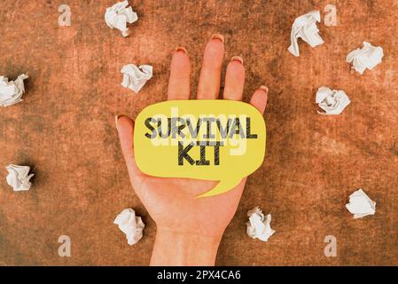 Visualizzazione concettuale Survival Kit, foto concettuale di emergenza raccolta di articoli per aiutare qualcuno Foto Stock