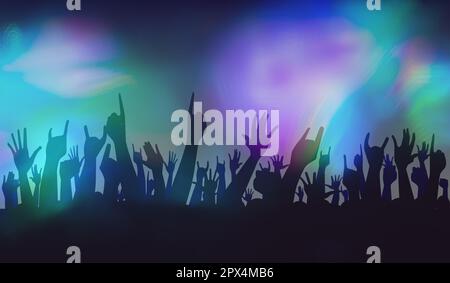 Mani alzate nell'aria ad un concerto con luci brillanti Foto Stock