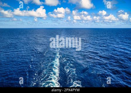 A poppa della nave da crociera attraverso i Caraibi in bel tempo Foto Stock