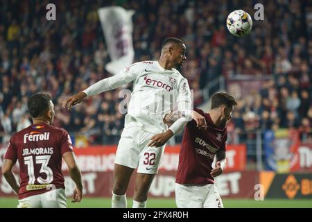 Bucarest, Romania. 1st maggio, 2023: Rangelo Janga del cfr Cluj header la palla durante la partita di calcio tra Rapid Bucharest e cfr Cluj nel 6th ° turno, 'Superliga' play-off, la prima lega del campionato rumeno 2022-2023, allo Stadio Giulesti, a Bucarest. Credit: Lucian Alecu/Alamy Live News Foto Stock