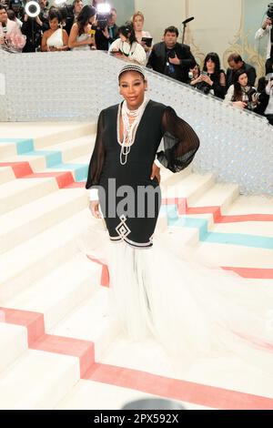 New York, Stati Uniti. 01 maggio 2023. Serena Williams sul tappeto rosso durante il 2023° Met Gala in onore di Karl Lagerfeld, Una linea di bellezza, tenutasi presso il Metropolitan Museum of Art di New York, USA, lunedì 1 maggio 2023. Credito: Jennifer Graylock Foto Stock