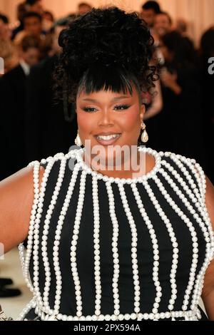 New York, Stati Uniti. 01 maggio 2023. Lizzo sul tappeto rosso durante il 2023° Met Gala in onore di Karl Lagerfeld, Una linea di bellezza, tenutasi presso il Metropolitan Museum of Art di New York, USA, lunedì 1 maggio 2023. Credito: Jennifer Graylock Foto Stock