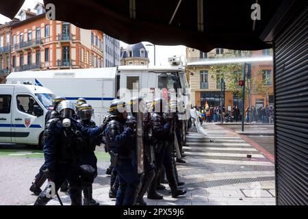 Tolosa, Francia. 01st maggio, 2023. Sciopero e dimostrazione della forza di polizia il 1st 2023 maggio, 13th° giorno di mobilitazione contro la riforma delle pensioni, festa del lavoro, su invito dell'interUnione. Francia, Tolosa il 1st 2023 maggio. Foto di Patricia Huchot-Boissier/ABACAPRESS.COM Credit: Abaca Press/Alamy Live News Foto Stock