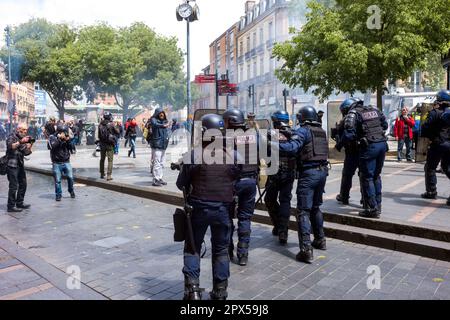 Tolosa, Francia. 01st maggio, 2023. Sciopero e dimostrazione della forza di polizia il 1st 2023 maggio, 13th° giorno di mobilitazione contro la riforma delle pensioni, festa del lavoro, su invito dell'interUnione. Francia, Tolosa il 1st 2023 maggio. Foto di Patricia Huchot-Boissier/ABACAPRESS.COM Credit: Abaca Press/Alamy Live News Foto Stock