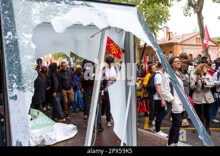 Tolosa, Francia. 01st maggio, 2023. La processione. Sciopero e manifestazione il 1st 2023 maggio, 13th° giorno di mobilitazione contro la riforma pensionistica, Festa del lavoro, su invito dell'interUnione. Francia, Tolosa il 1st 2023 maggio. Foto di Patricia Huchot-Boissier/ABACAPRESS.COM Credit: Abaca Press/Alamy Live News Foto Stock