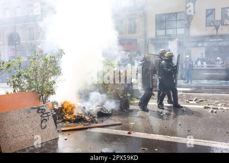 Tolosa, Francia. 01st maggio, 2023. Forze di polizia. Sciopero e manifestazione il 1st 2023 maggio, 13th° giorno di mobilitazione contro la riforma pensionistica, Festa del lavoro, su invito dell'interUnione. Francia, Tolosa il 1st 2023 maggio. Foto di Patricia Huchot-Boissier/ABACAPRESS.COM Credit: Abaca Press/Alamy Live News Foto Stock