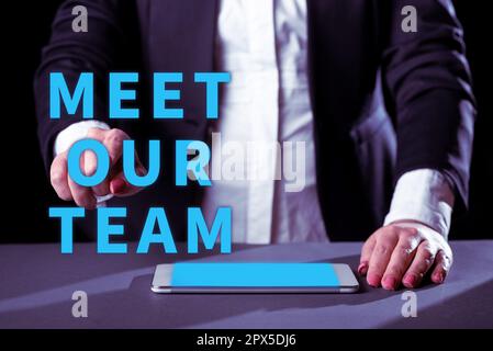 Didascalia di testo Presentazione incontra il nostro Team, concetto che significa presentare un'altra persona ai tuoi compagni di squadra in azienda Foto Stock