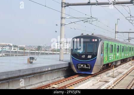 Il treno MRT entra nella stazione di Lebak Bulus. Lebak Bulus Station è una stazione autostradale integrata che è il capolinea meridionale della linea Nord-Sud Foto Stock