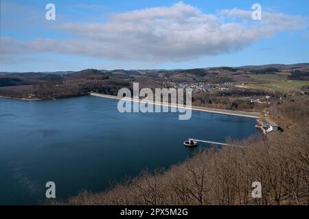 Paesaggio panoramico del lago artificiale Ronsdorfer in estate, area ricreativa ed escursionistica di Bergisches Land, Germania Foto Stock