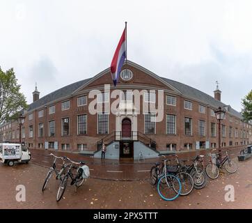 Un'immagine del museo Hermitage Amsterdam e delle biciclette multiple davanti ad esso. Foto Stock