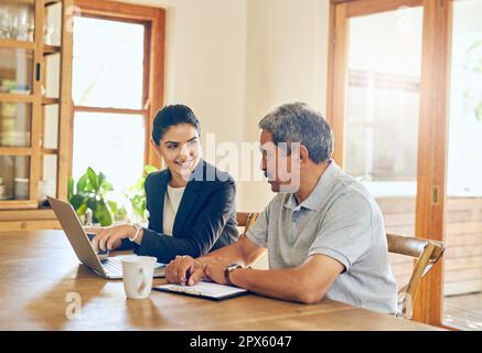 Questa politica vi farà risparmiare molti soldi. un uomo maturo che ottiene il consiglio da un consulente finanziario nel paese Foto Stock