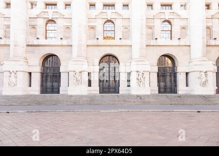 Milano, Italia - Circa Marzo 2022: Palazzina Borsa di Milano, core finanza e business italiano Foto Stock