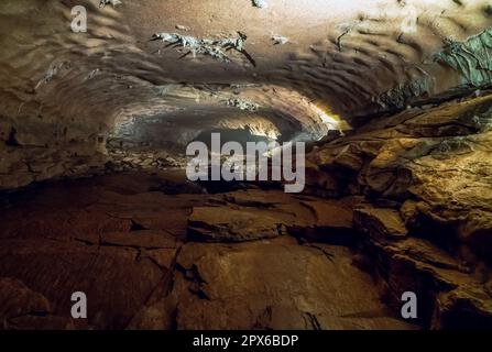 Cascade grotta nel carter Caves state Park in Kentucky Foto Stock