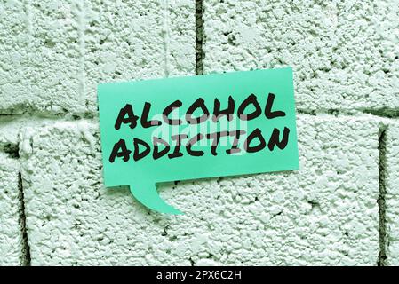 Scrittura con testo alcol Addiction, foto concettuale caratterizzata da un consumo frequente ed eccessivo di bevande alcoliche Foto Stock