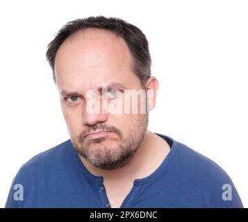 uomo di mezza età che guarda scettico e infelice Foto Stock