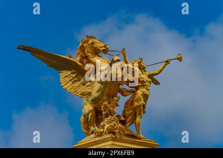 Colonna con il gruppo figurale fama di guerra sul Pont Alexandre III, Parigi, Francia Foto Stock