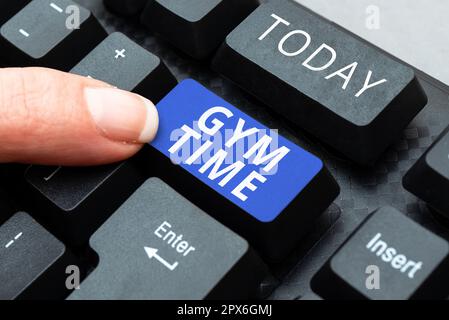 Mano che scrive segno tempo della palestra, idea di affari una motivazione per cominciare ad esercitarsi fuori facendo le esercitazioni idoneità Foto Stock