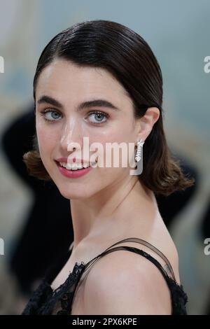 New York, Stati Uniti. 01st maggio, 2023. Margaret Qualley arriva sul tappeto rosso per il Met Gala al Metropolitan Museum of Art per celebrare l'apertura di Karl Lagerfeld: A Line of Beauty a New York City lunedì 1 maggio 2023. Foto di John Angelillo/UPI Credit: UPI/Alamy Live News Foto Stock