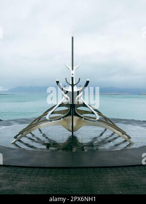 Reykjavik scultura solfar nave vichinga, cielo moody e grandi riflessioni Foto Stock