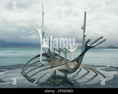 Reykjavik scultura solfar nave vichinga, cielo moody e grandi riflessioni Foto Stock