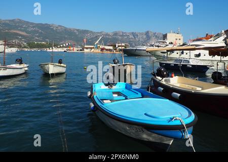 Budva, Montenegro, 15 2022 agosto mare Adriatico, costa, montagne, ondulazioni del mare. Barche e navi sono ormeggiate al terrapieno. Parcheggio per il trasporto acquatico. Foto Stock