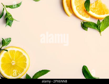 Fette di agrumi e di erbe di menta telaio sul retro dello sfondo color pastello con copyspace Foto Stock