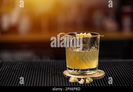 Cocktail frizz al limone whisky. Bevanda lunga con succo di limone, whisky e zenzero Foto Stock