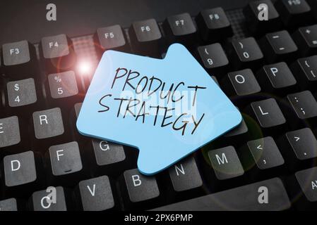 Ispirazione mostrando segno strategia di prodotto, Word per lo sviluppo di piani a lungo termine di produzione di successo del prodotto Foto Stock