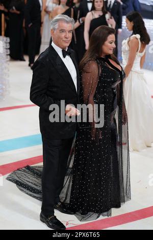 New York, NY, Stati Uniti. 1st maggio, 2023. Pierce Brosnan, Keely Shaye Smith agli arrivi per Karl Lagerfeld: A Line of Beauty - The Costume Institute Met Gala - Part 2, The Metropolitan Museum of Art, New York, NY 1 maggio 2023. Credit: Kristin Callahan/Everett Collection/Alamy Live News Foto Stock