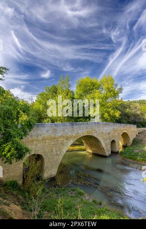 Ponte romanico di Artigue e il fiume Osse vicino Larressingle sulla strada per Santiago de Compostela, patrimonio dell'umanità dell'UNESCO, Dipartimento Gers, Francia Foto Stock