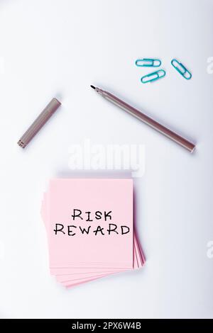Segno di testo che mostra il Risk Reward, Panoramica aziendale valutare il potenziale di profitto di una negoziazione in relazione alla sua perdita Foto Stock