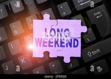 Cartello che mostra Long Weekend, Internet concetto vacanza prolungata stagione di vacanza rilassante tempo di ricreazione Foto Stock