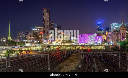 Melbourne, Australia - skyline della città, ferrovia e Federation Square Foto Stock