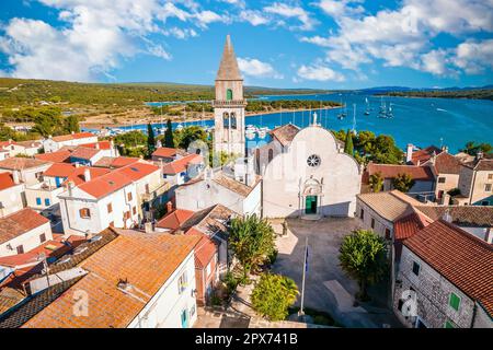 Città storica di Osor che collega le isole di Cres e Losinj vista aerea, l'arcipelago del Quarnero della Croazia Foto Stock