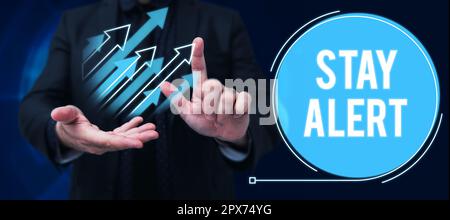 Scrittura visualizzazione di testo rimanere Alert, concetto di Internet che presta piena attenzione alle cose intorno a Quick to SEE or cape Foto Stock