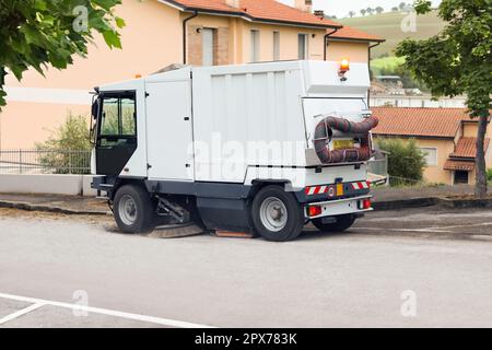 Un'auto moderna sulla strada in città Foto Stock