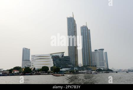 L'hotel Millennium Hilton e il complesso condominiale Magnolias Waterfront sul fiume Chao Phraya a Bangkok, Thailandia. Foto Stock