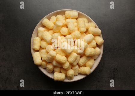 Piastra di bastoncini di mais su tavolo grigio scuro, vista dall'alto Foto Stock