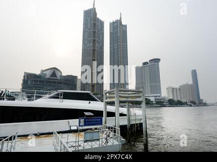 L'hotel Millennium Hilton e il complesso condominiale Magnolias Waterfront sul fiume Chao Phraya a Bangkok, Thailandia. Foto Stock