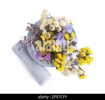 Malta di marmo con fiori diversi e pestello su sfondo bianco, vista dall'alto Foto Stock