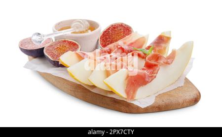 Asse di legno con gustosi meloni, jamon, fichi e miele isolato su bianco Foto Stock