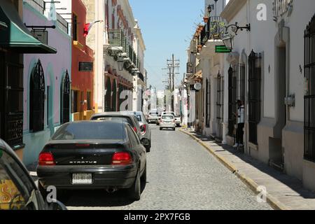 MONTERREY (NUEVO LEON), MESSICO - 29 SETTEMBRE 2022: Bella vista della strada della città con auto parcheggiate nel giorno di sole Foto Stock