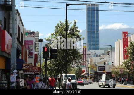 MONTERREY (NUEVO LEON), MESSICO - 29 SETTEMBRE 2022: Bella vista della strada della città con persone e automobili in giornata di sole Foto Stock