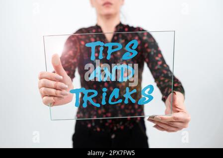 Didascalia testo Presentazione Suggerimenti e trucchi, Word scritto su consigli utili che rende alcune azioni più facile da fare Foto Stock