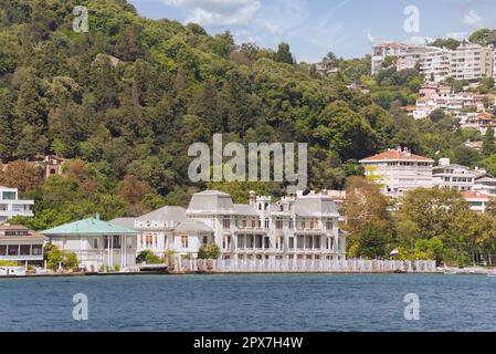 Edificio in stile Art Nouveau del Consolato Egizio, situato a Bebek, Istanbul, Turchia, sul lato europeo dello stretto del Bosforo Foto Stock