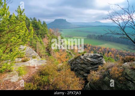 montagna Lilienstein vista dal monte Rauenstein in Elbe arenaria montagne, Germania Foto Stock