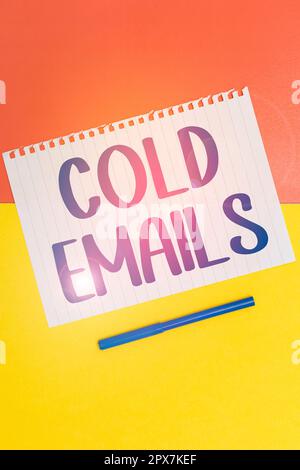 Visualizzazione concettuale e-mail a freddo, Word scritto su e-mail non richieste inviate a un destinatario senza contatto preventivo Foto Stock